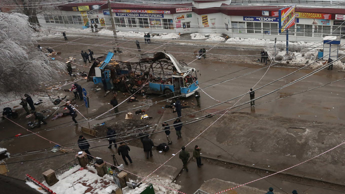 Agents of law enforcement and operative services work at the site of an explosion on a trolleybus near Kachinsky Market in Volgograd. (RIA Novosti)