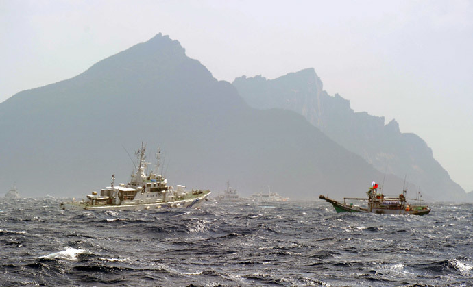 A Taiwan fishing boat (R) is blocked by a Japan Coast Guard (L) vessel near the disputed Diaoyu / Senkaku islands in the East China Sea (AFP Photo / Sam Yeh)