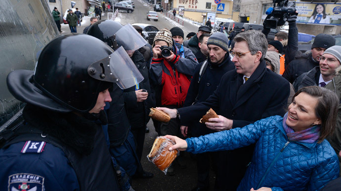 US Assistant Secretary of State for European and Eurasian Affairs Victoria Nuland (R) and US Ambassador Geoffrey Pyatt (2nd R) distribute bread to riot police near Independence square in Kiev December 11, 2013.(Reuters / Andrew Kravchenko)