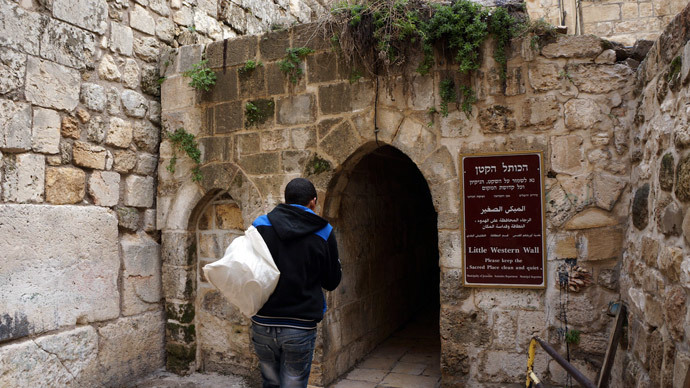The only passage to the Palestinian Quarter has become a Jewish holy site. (Photo by Nadezhda Kevorkova) 