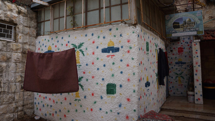 Palestinians have a right to decorate their walls with drawings only on their own roof. (Photo by Nadezhda Kevorkova)