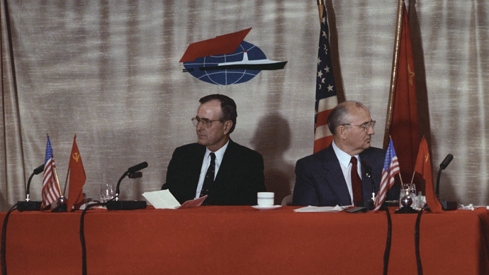 Joint press conference by Soviet Communist Party leader, Soviet Supreme Council Chairman Mikhail Gorbachev (right) and US President George Bush in Malta.(RIA Novosti / Yuryi Abramochkin)