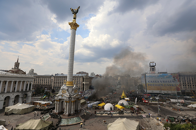 ARCHIVE PHOTO: Barricades set on fire by protesters burn at Independence Square in Kiev August 9, 2014 (Reuters / Konstantin Grishin)