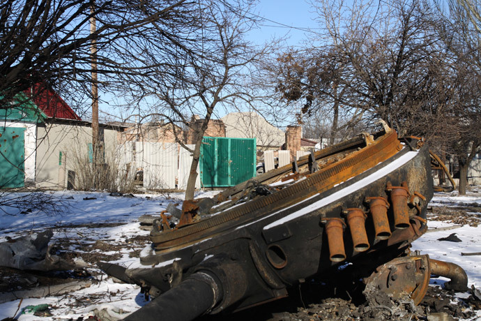 A burnt out military vehicle on a street in Uglegorsk, Donetsk region, Ukraine (RIA Novosti / Sergey Averin) 