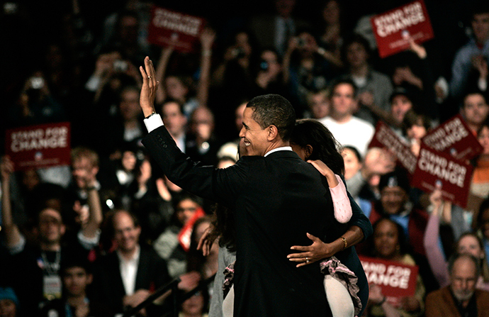 Democratic presidential candidate U.S. Senator Barack Obama (D-IL) with his family (obscured) is cheered by supporters after winning the Democratic Iowa caucuses in Des Moines, Iowa, January 3, 2008 (Reuters / Keith Bedford)