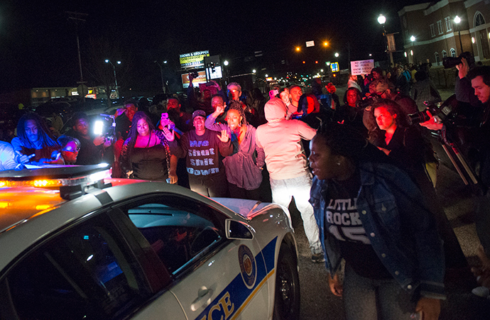 Protestors block a police vehicle from entering the City of Ferguson Police Department and Municipal Court parking lot in Ferguson Missouri, March 11, 2015 (Reuters / Kate Munsch)