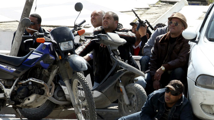 Police officers are seen on the pavement outside parliament in Tunis March 18, 2015. (Reuters / Zoubeir Souissi)