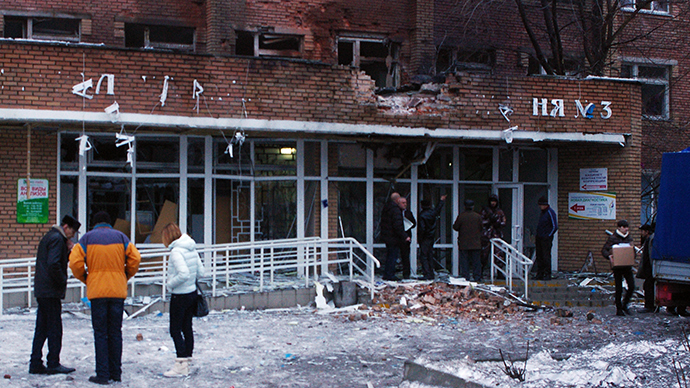 Passers-by outside City Hospital No.3 in Shevchenko Boulevard in Donetsk's Kalininsky District after the building was hit with an artillery shell during the city's shelling by the Ukrainian army (RIA Novosti / Mikhail Parhomenko)