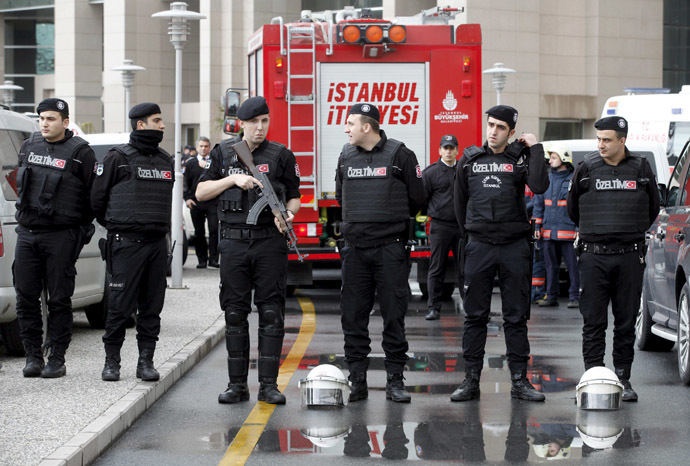 Turkish riot police stand guard in front of the Justice Palace in Istanbul March 31, 2015. (Reuters/Osman Orsal)