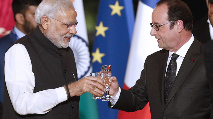 French president Francois Hollande (R) toasts with Indian prime minister Narendra Modi (Reuters/Yoan Valat)