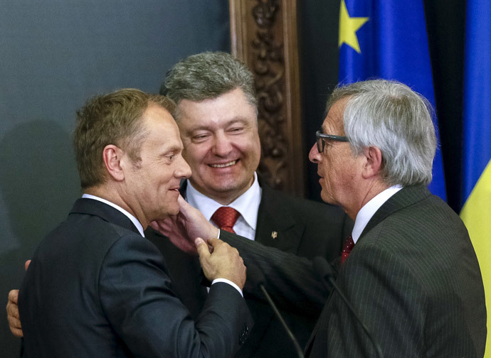European Council President Donald Tusk (L), European Commission President Jean Claude Juncker (R) and Ukrainian President Petro Poroshenko react during a news conference after their meeting in Kiev April 27, 2015. (Reuters / Gleb Garanich)