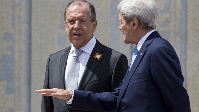 U.S. Secretary of State John Kerry (R) and Russian Foreign Minister Sergey Lavrov speak at the Zakovkzalny War Memorial in Sochi, Russia May 12, 2015.(Reuters / Joshua Roberts)