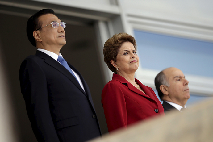 Chinese Premier Li Keqiang (L) and Brazil's President Dilma Rousseff look on before a meeting at the Planalto Palace in Brasilia, May 19, 2015 (Reuters / Ueslei Marcelino)