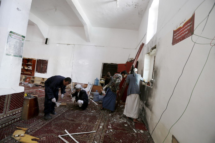 A forensic expert and other people look for evidence at the site of a bomb explosion at a mosque in Yemen's capital Sanaa May 22, 2015. (Reuters / Khaled Abdullah)