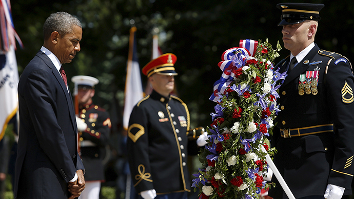 US President Barack Obama bows his head after placing a wreath at the Tomb of the Unknown Soldier during the Memorial Day observance at Arlington National Cemetery in Arlington, Virginia May 25, 2015 (Reuters / Jonathan Ernst)