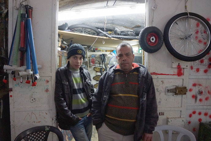 Muhammed and his son Ahmad in their bicycle shop (Photo by Nadezhda Kevorkova)