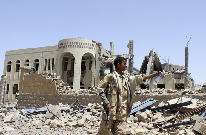 A Houthi militant stands in front of a court building, which was damaged in a Saudi-led air strike in Saada May 31, 2015. (Reuters / Stringer)