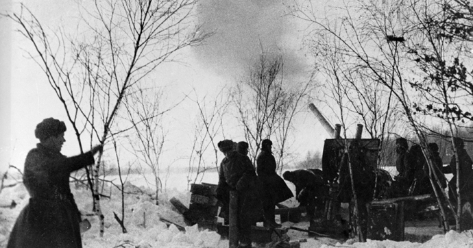 Heavy howitzer crew firing at enemy positions during the Great Patriotic War, Moscow region (RIA Novosti / Temin) 