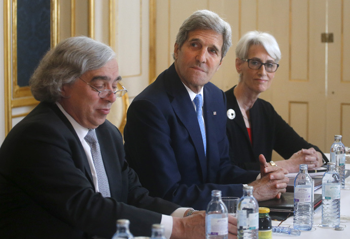 U.S. Secretary of Energy Ernest Moniz (L), U.S. Secretary of State John Kerry (C) and U.S. Under Secretary for Political Affairs Wendy Sherman meet Iranian Foreign Minister Javad Zarif (not pictured) at a hotel in Vienna, Austria June 30, 2015. (Reuters/ Carlos Barria)