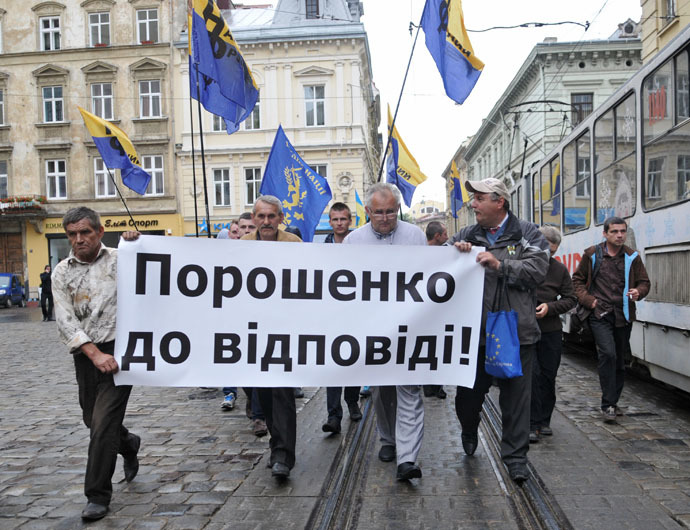 Participants in the rally for "transparent fees" and resignation of Arseniy Yatsenyuk Government in Lvov. (RIA Novosti)
