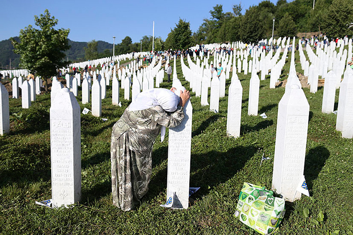 A woman mourns at a grave in Memorial Center Potocari, near Srebrenica, Bosnia and Herzegovina July 11, 2015 (Reuters)