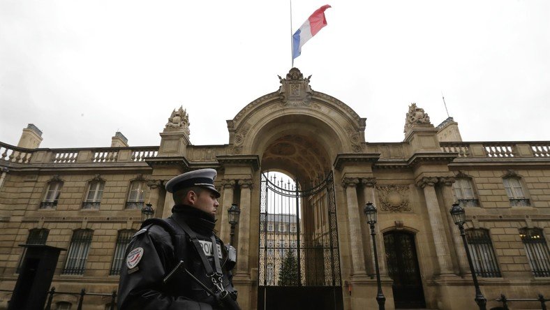 Paris : un chauffard percute une policière devant le Palais de l’Elysée