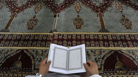 France : une artiste retire des tapis de prière de son exposition