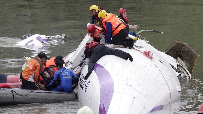 Crash d'un avion de TransAsia dans une rivière au nord de Taïwan, jusqu'à 11 victimes (VIDEO)