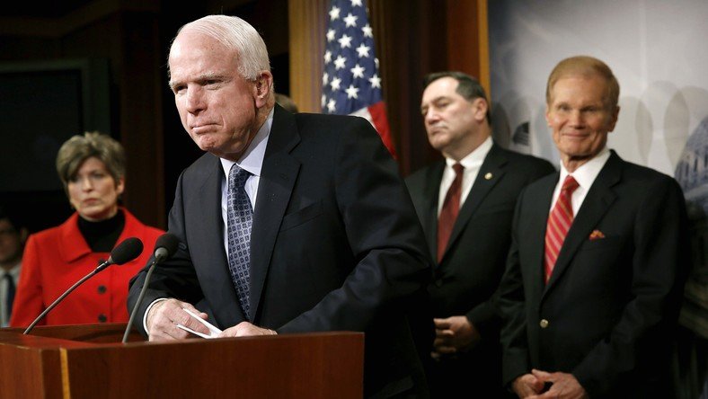 McCain : les Etats-Unis sont en partie responsables de l’emploi de bombes à sous-munitions par Kiev