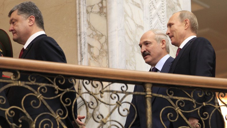Détails de Minsk : de la vodka pour les journalistes, le portable de Merkel se décharge, Lavrov fume