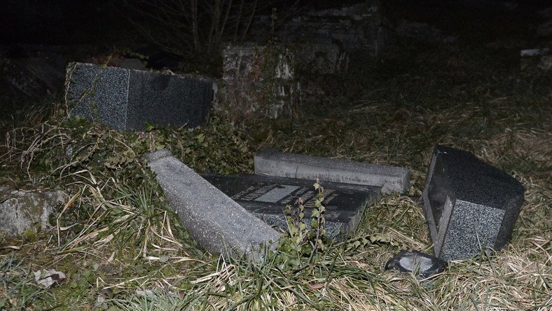 Des centaines de tombes juives profanées en France (VIDEO)