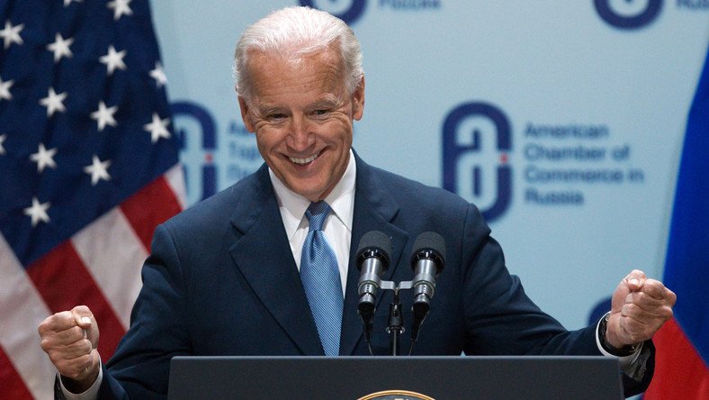 Le vice-président américain Joe Biden a le câlin facile