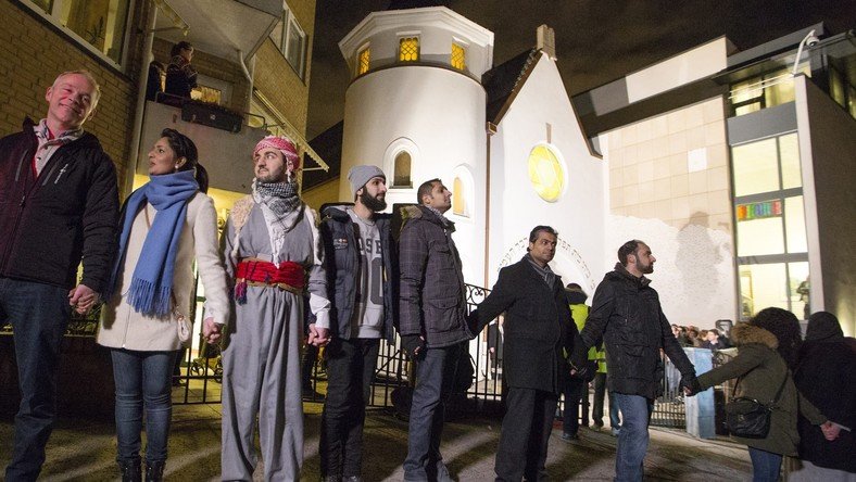 «Non à l’antisémitisme» : chaîne musulmane de paix autour d’une synagogue d'Oslo