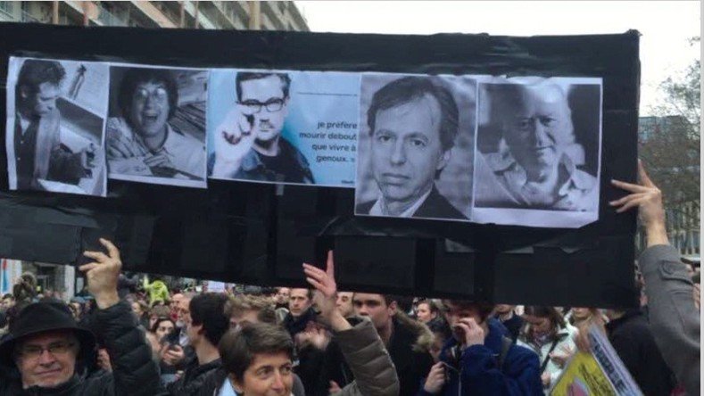 «C’est reparti !» Le nouveau Charlie Hebdo paraît dans les kiosques