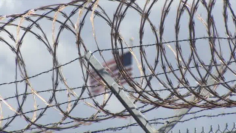 Les prisonniers de Guantanamo lancent leurs défections sur les gardiens