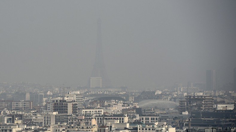 La Ville Lumière ternie : Paris couverte de «smog» interdit 50% du trafic