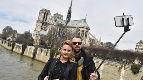 Les perches à selfie bannies du Palais de Versailles et de la National Gallery à Londres