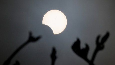 Une passoire pour observer l’éclipse solaire ?