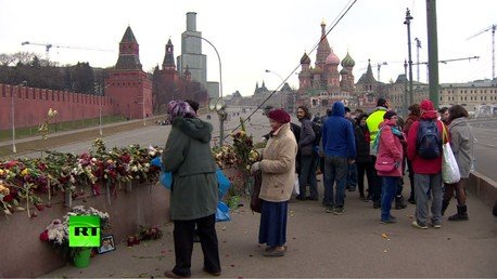 Des partisans de Boris Nemtsov ont déposé de nouvelles fleurs sur le lieu de son assassinat