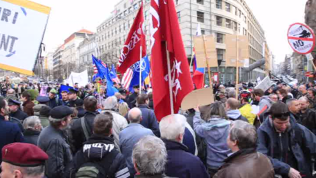 «Arrêtez l’armée US» : les manifestants tchèques contre un convoi militaire de l’OTAN (VIDEO)