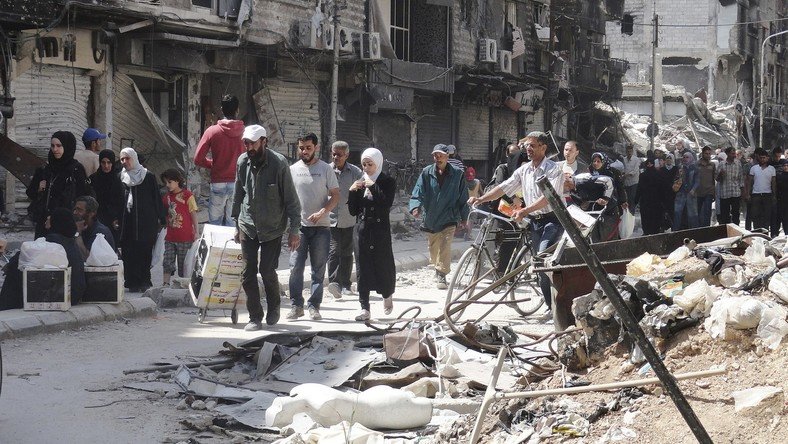 2 000 personnes évacuées du camp de réfugiés de Yarmouk en Syrie face à l’avancée de Daesh (VIDEO)