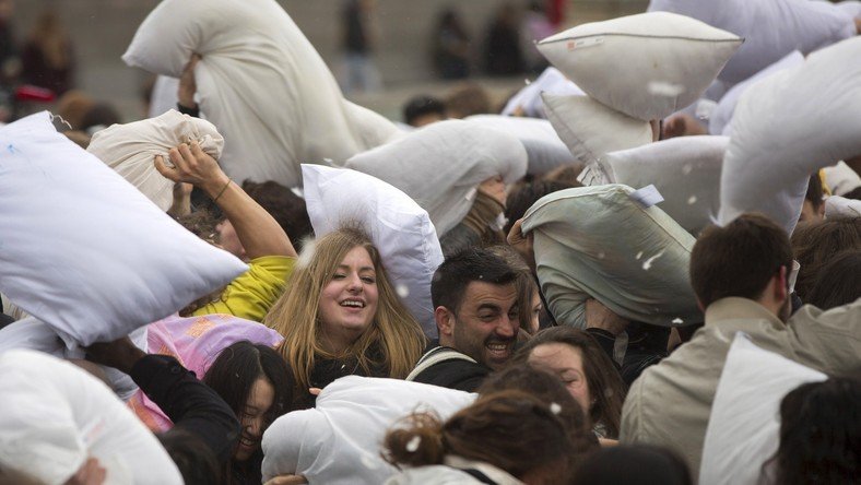 Plusieurs métropoles ont été touchées par une vague de batailles de coussins géantes (VIDEO)