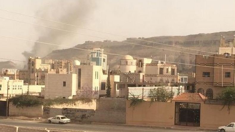 Le ministère de la Défense yéménite à Sanaa touché par une frappe de la coalition arabe (VIDEO)