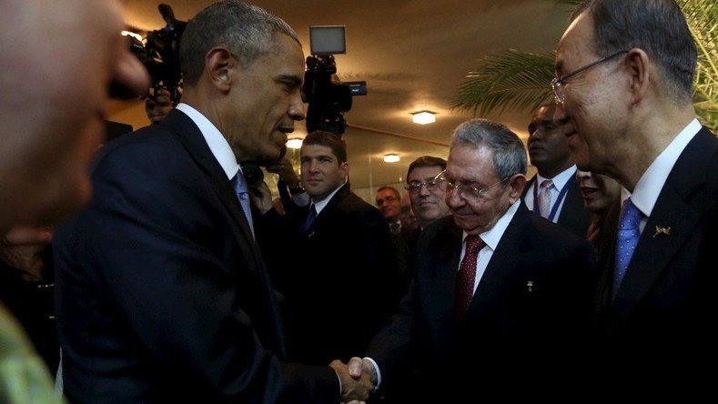 Obama et Castro se serrent la main lors d’une rencontre historique (PHOTOS, VIDEO)
