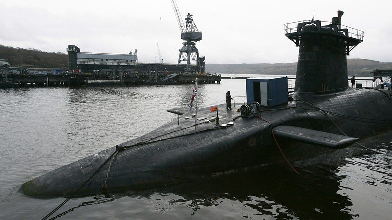 Des manifestants bloquent la base de Faslane pour abolir le programme nucléaire britannique Trident