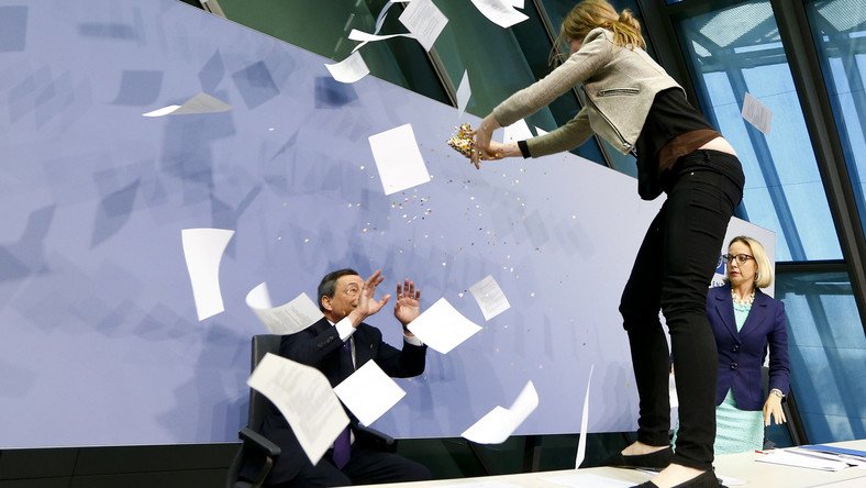 Une jeune militante de Femen se rue sur Mario Draghi lors d’une conférence de presse (VIDEO)