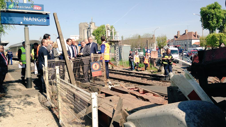 Collision entre un train et un poids lourd à Nangis, de nombreux blessés (PHOTOS, VIDEO)