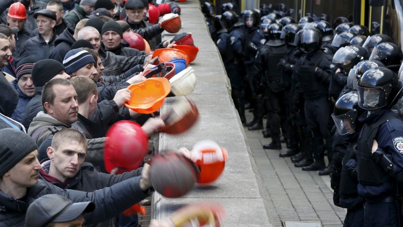 Des mineurs se sont engouffrés dans la cour de l’administration présidentielle à Kiev