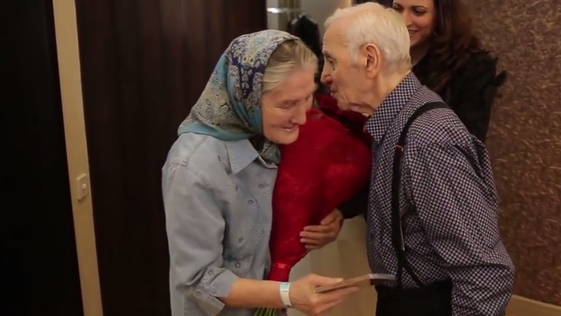 «Bonjour, M. Aznavour» : une babouchka russe a fait assez de buzz sur FB pour rencontrer son idole
