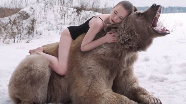 Cajoler un ours de 650 kg dans la neige et en maillot de bain ? Des mannequins russes l’ont fait !